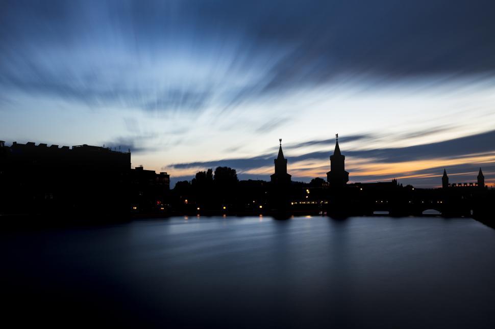 Free Image of A city skyline with a body of water 