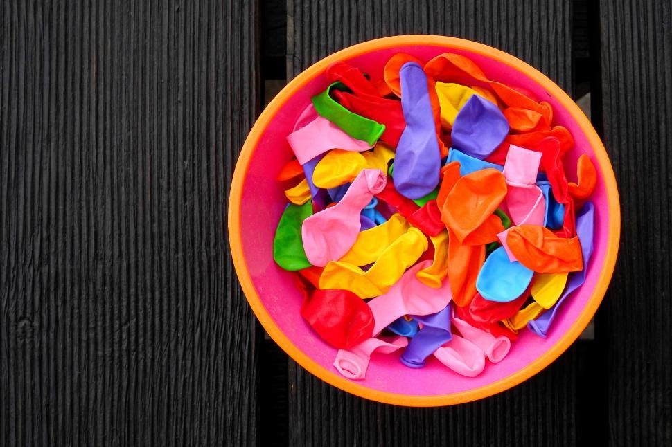 Free Image of A bowl of colorful balloons 