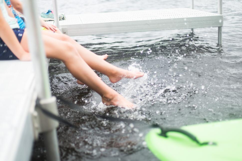 Free Image of A pair of feet in water 