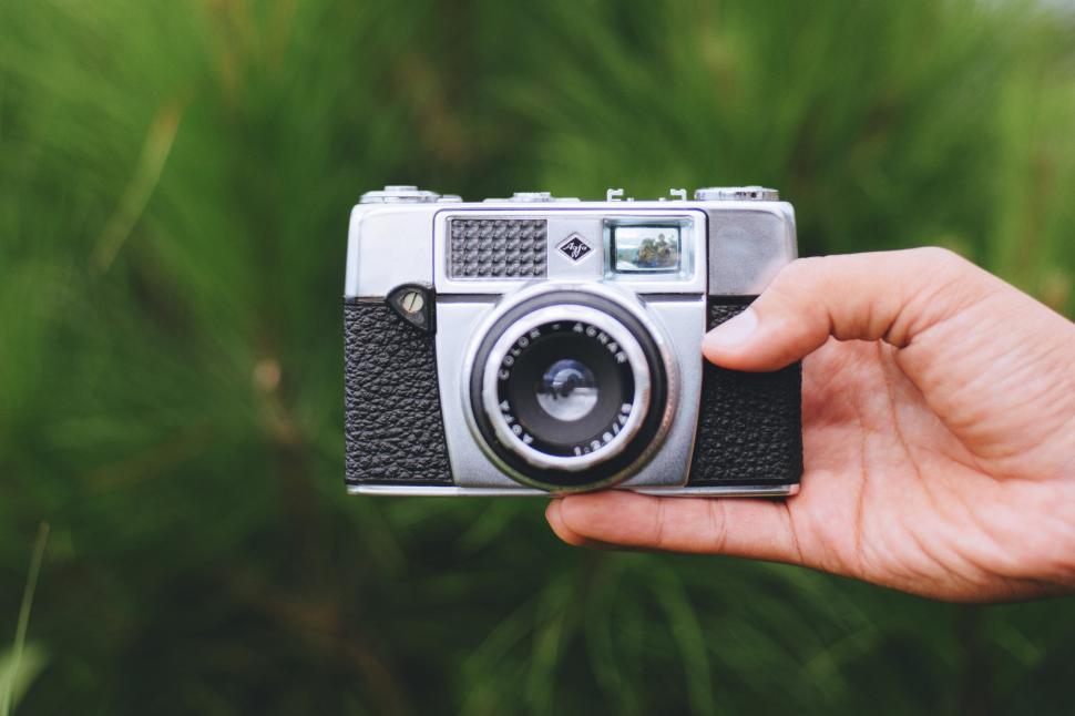Free Image of A hand holding a camera 