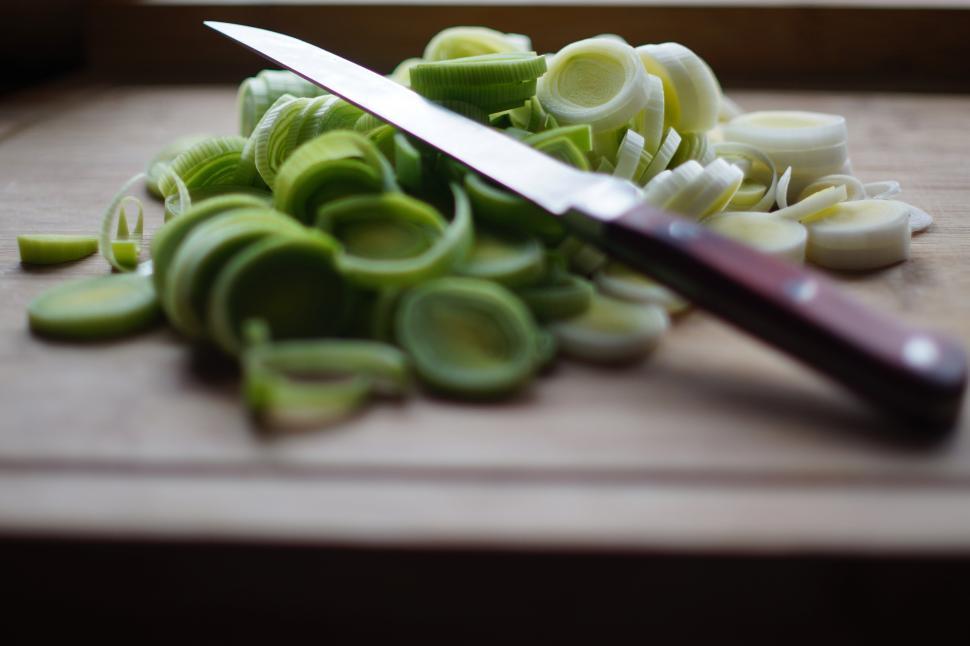 Free Image of A knife on a cutting board 