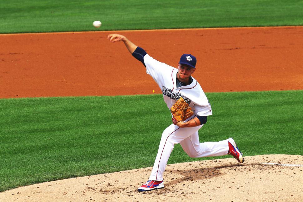 Free Image of A baseball player throwing a ball 