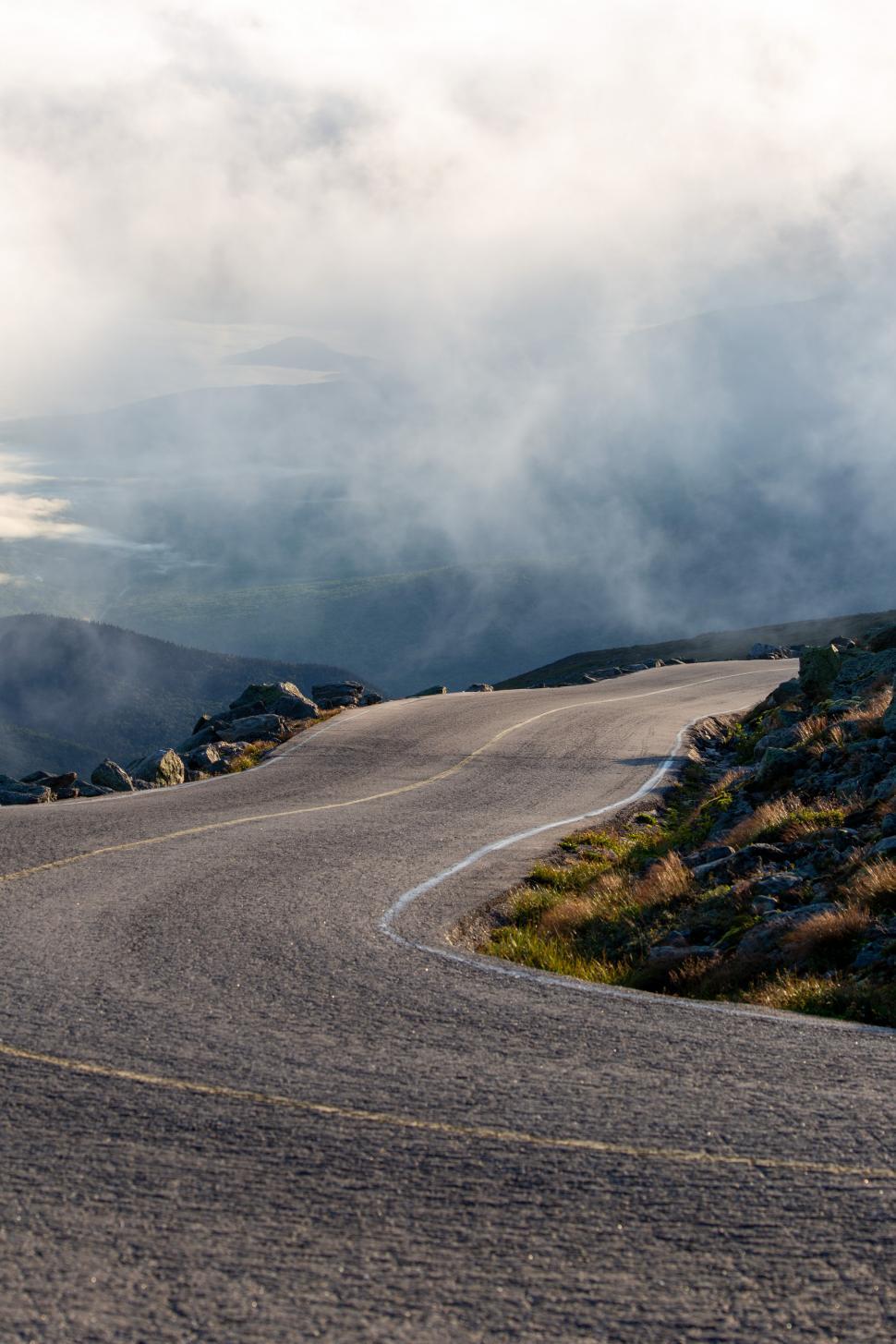 Free Image of A road going through the mountains 