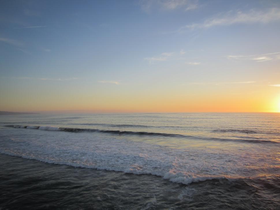 Free Image of Waves crashing on the beach 