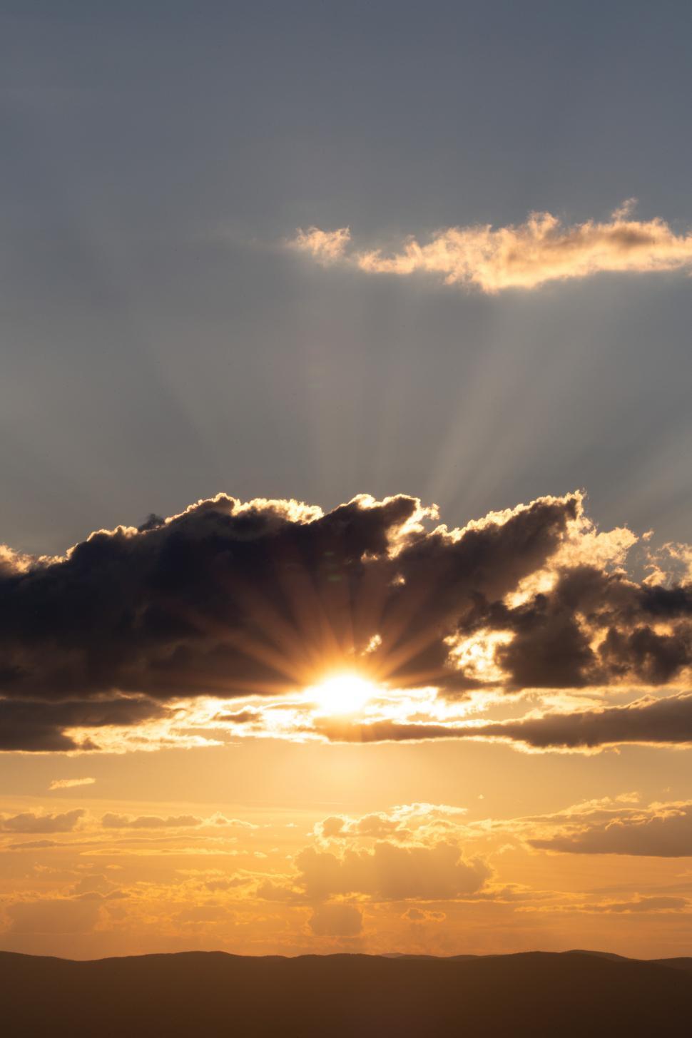 Free Image of Sun shining through clouds 