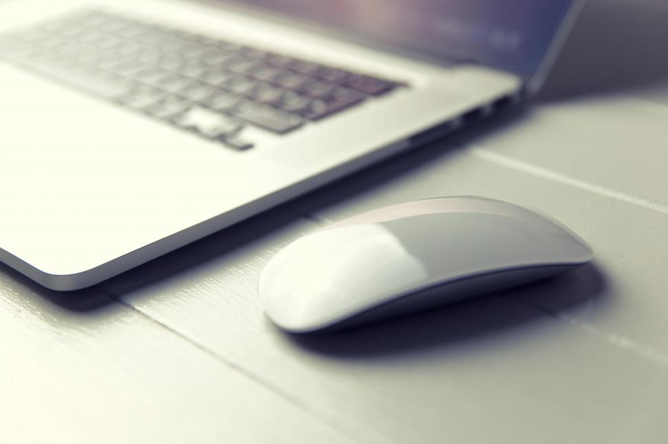 Free Image of A mouse next to a laptop 