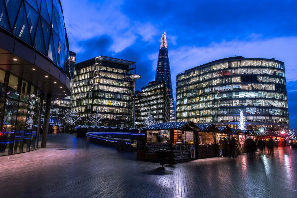 Free Image of A city with buildings and a fountain 