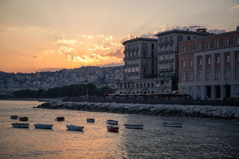 Free Image of Boats on the water by buildings 