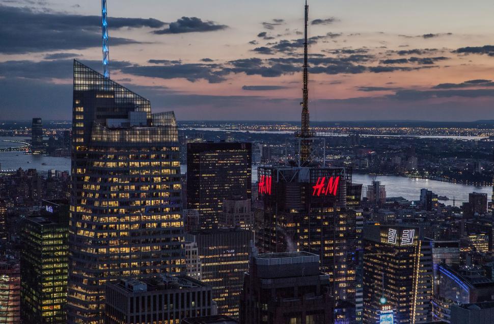 Free Image of A city skyline with a body of water and a tall building 