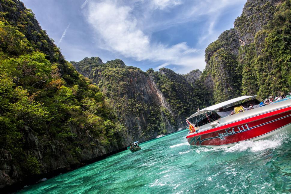 Free Image of A boat on the water 