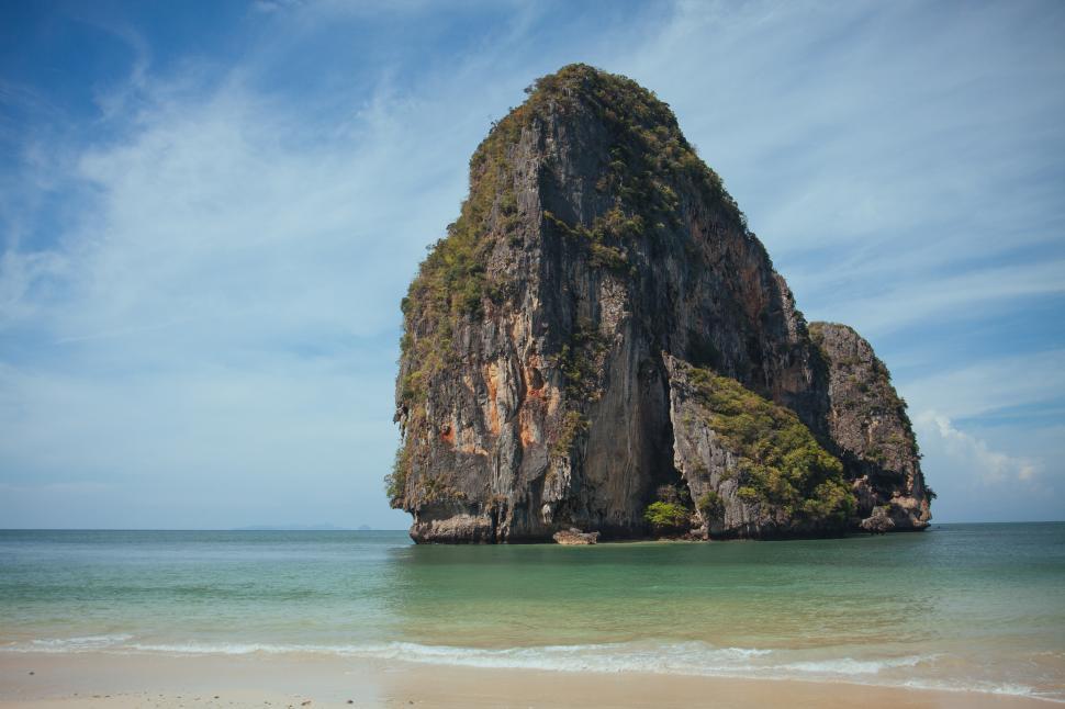 Free Image of A large rock in the water 