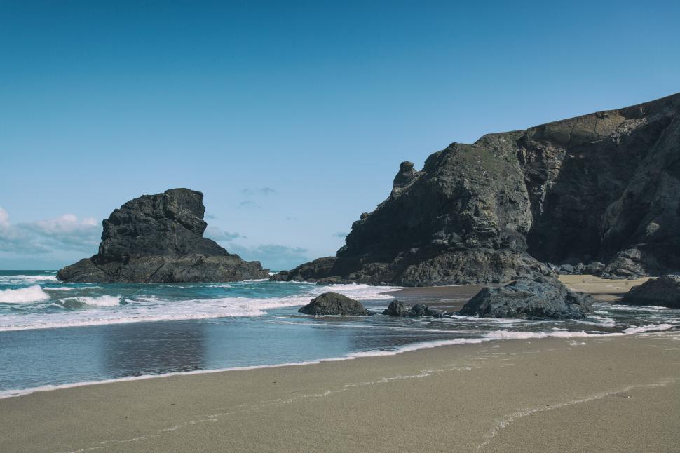 Free Image of A beach with rocks and water 