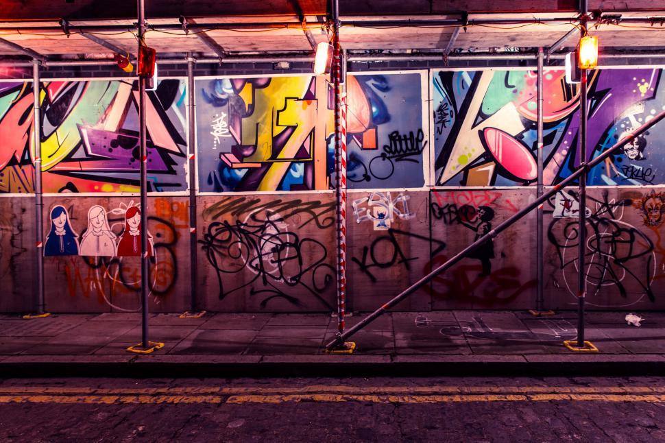Free Image of A wall with graffiti on it 