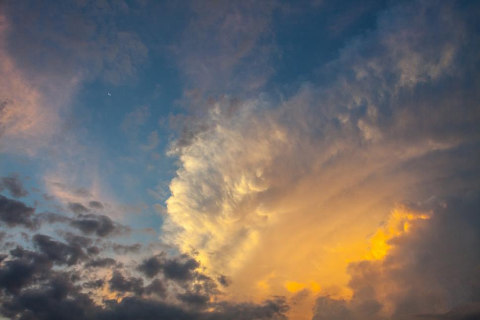 Free Image of A blue sky with clouds 