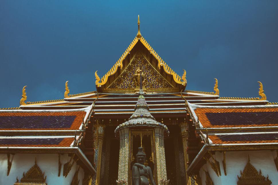 Free Image of A statue of a man in front of a building 