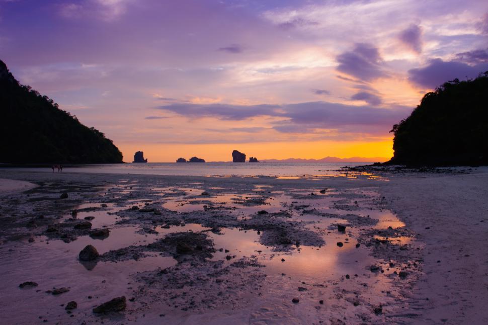 Free Image of A beach with rocks and water 