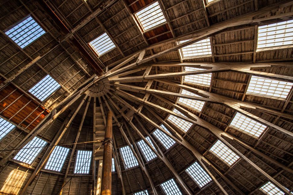 Free Image of A wooden structure with many windows 