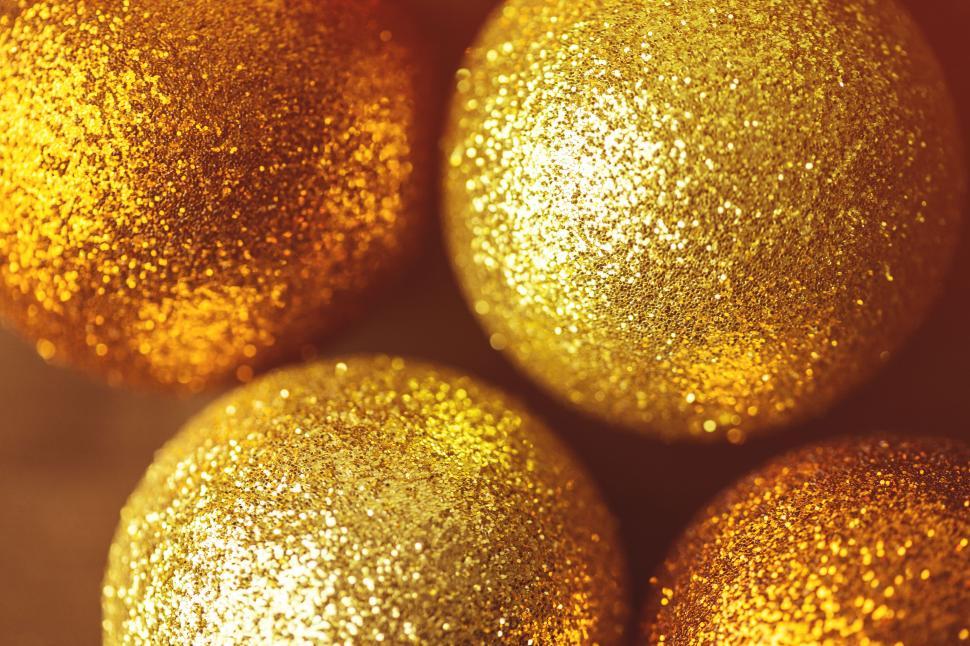 Free Image of A group of shiny balls 