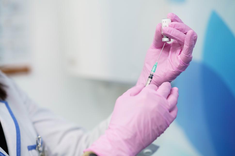 Free Image of Aesthetic doctor preparing the syringe with the botulinum toxin. 
