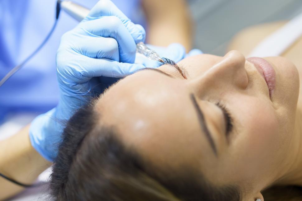 Free Image of Permanent make-up for eyelashes of beautiful woman in a beauty salon. Micropigmentation treatment. 