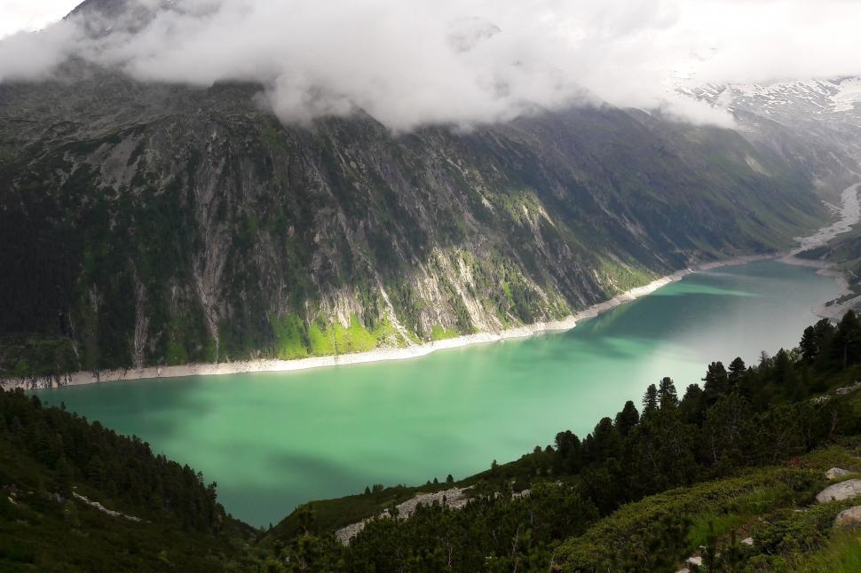 Free Image of A body of water surrounded by mountains 
