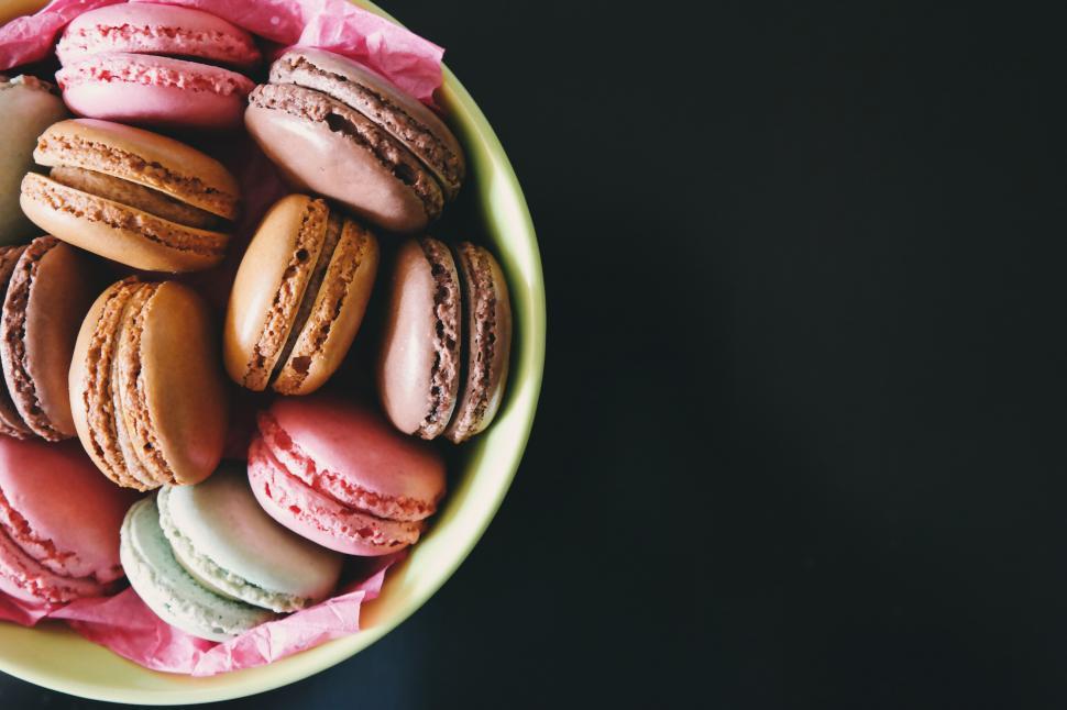 Free Image of A bowl of cookies 