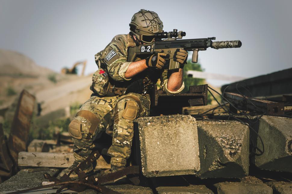 Free Image of A man in camouflage holding a gun 