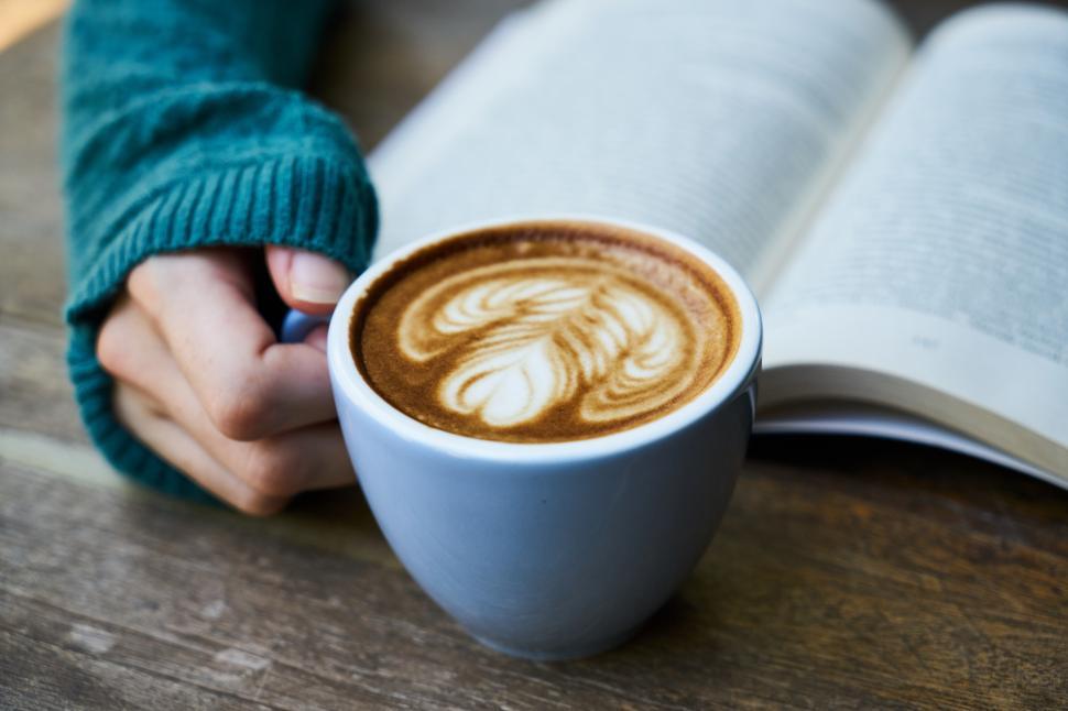 Free Image of A cup of coffee with a leaf design on the foam 