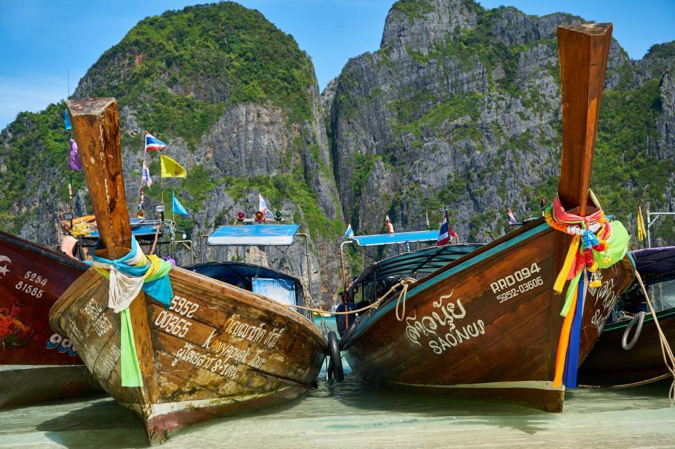 Free Image of Two boats on the water 