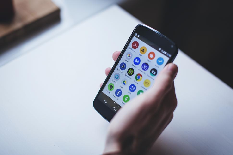 Free Image of A hand holding a cell phone 