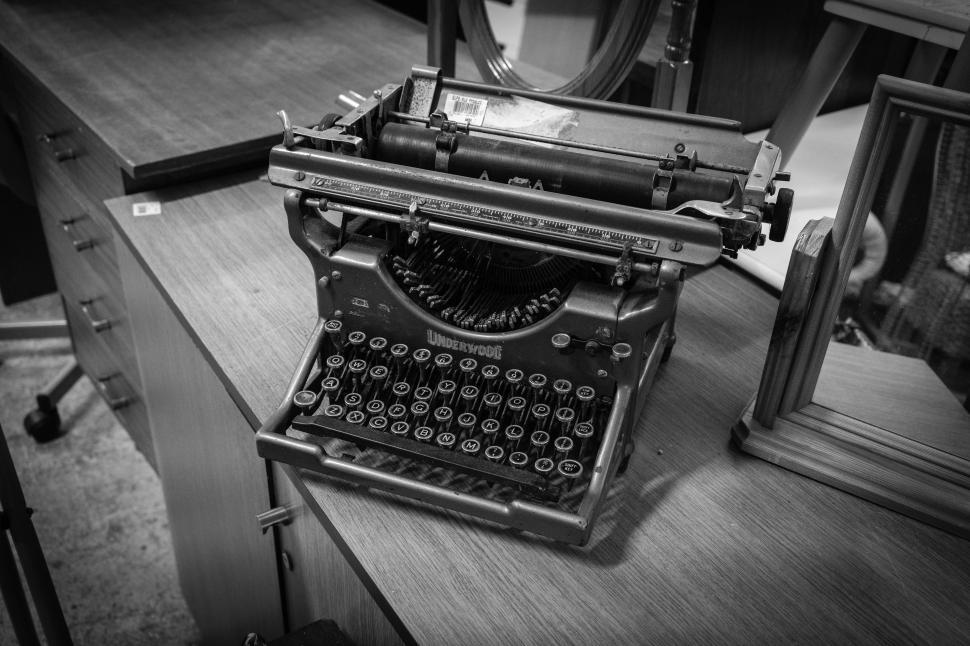Free Image of A typewriter on a table 