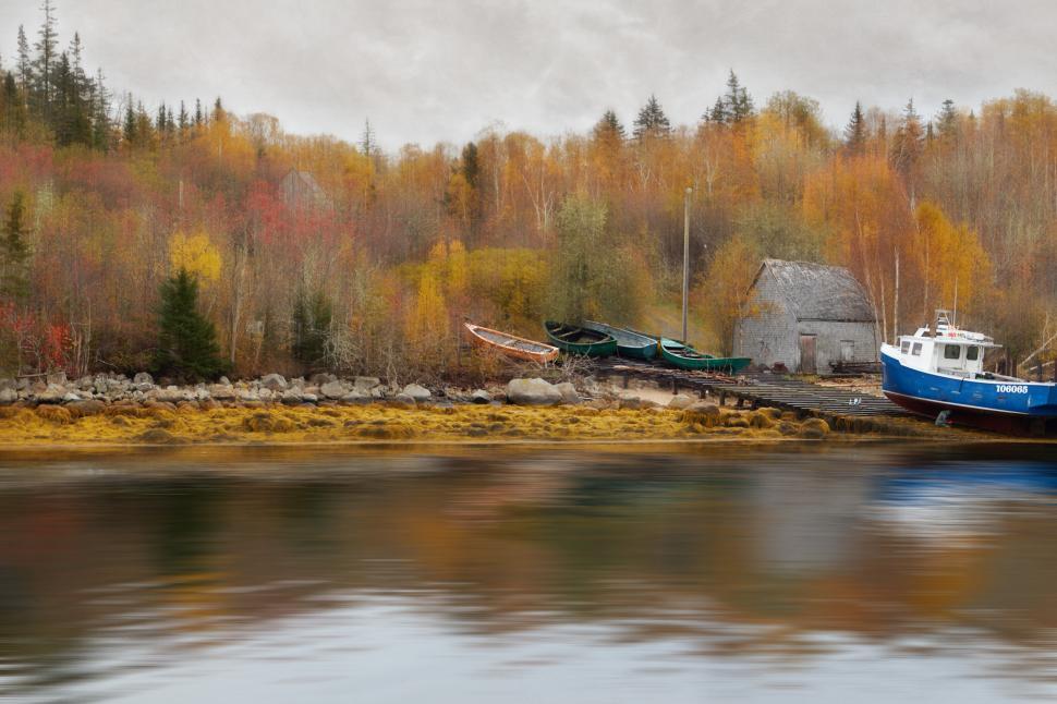 Free Image of Boats on a dock by a lake 