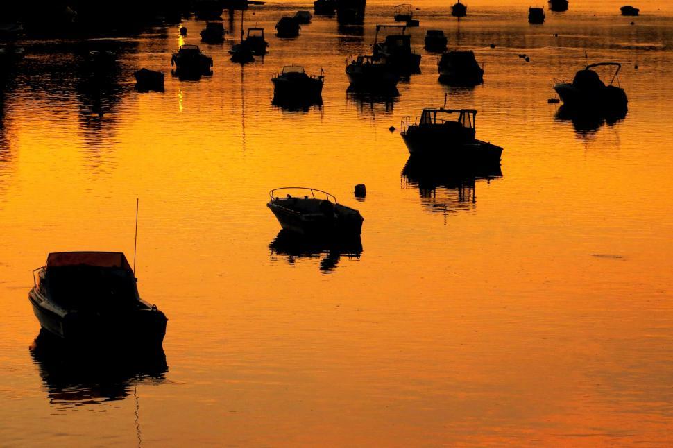 Free Image of Boats in a body of water 