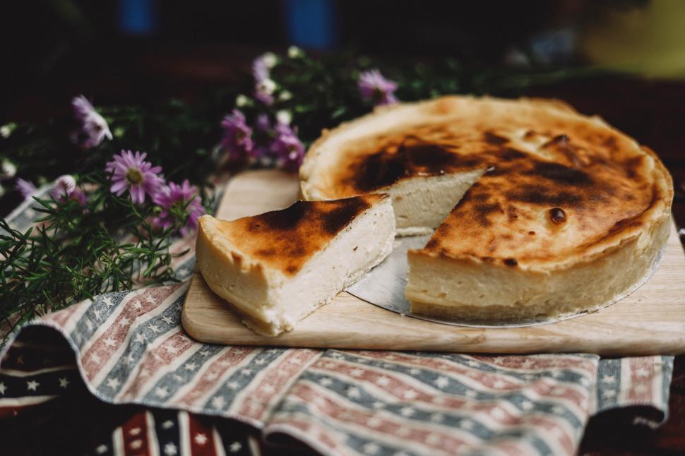 Free Image of A pie on a cutting board 