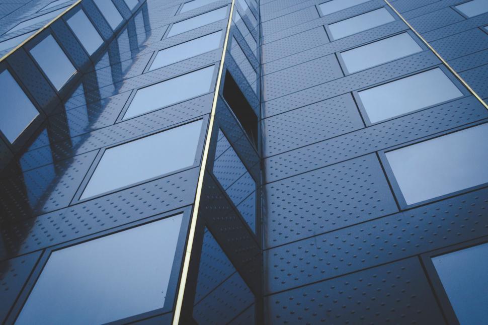 Free Image of A tall building with many windows 
