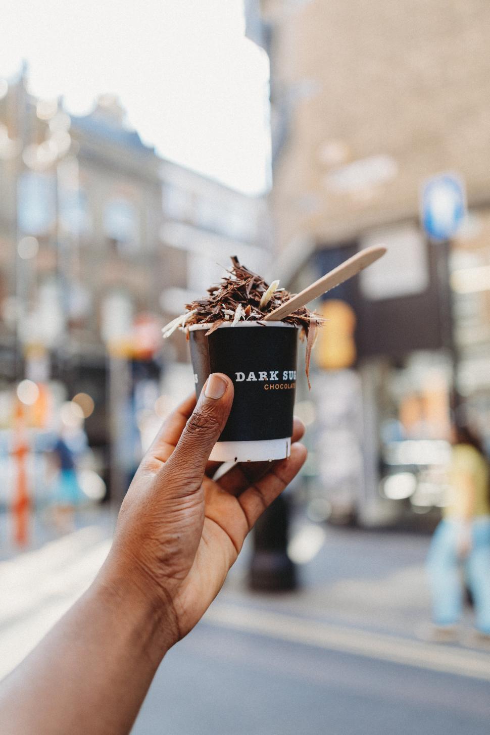 Free Image of A hand holding a cup of ice cream 
