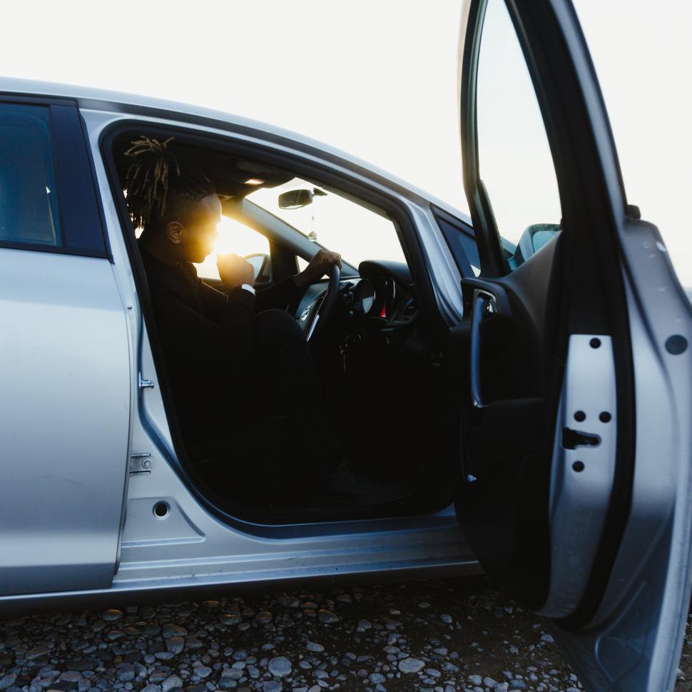 Free Image of A man sitting in a car 