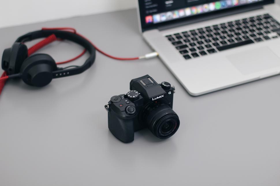 Free Image of A camera on a table 