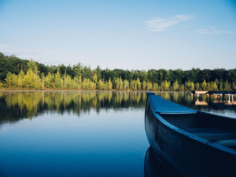Free Image of A boat on a lake 