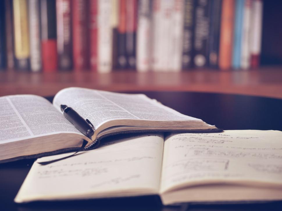 Free Image of A book and pen on a table 