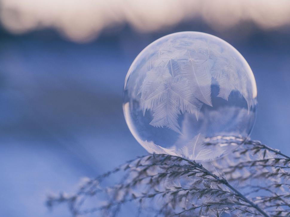 Free Image of A bubble with frost on it 