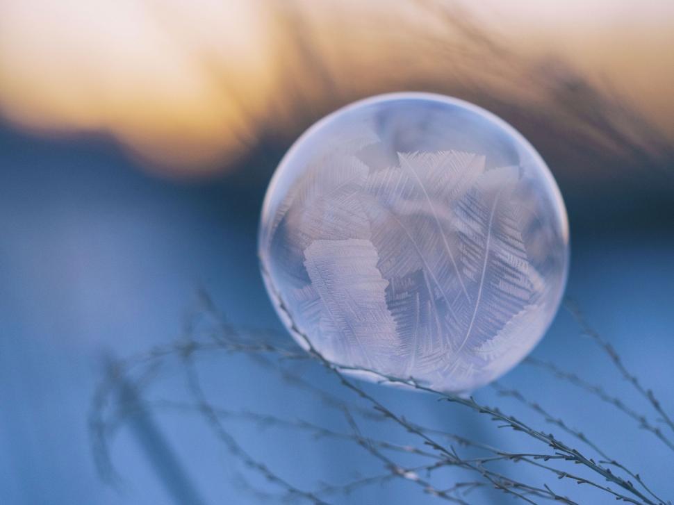 Free Image of A bubble with frost on it 