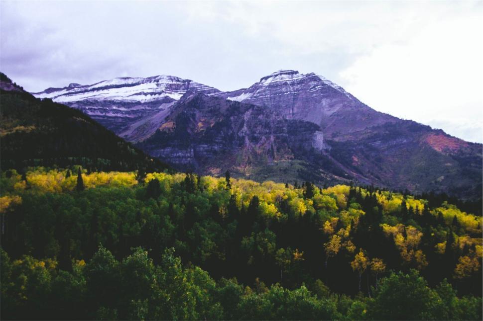 Free Image of A mountain range with snow covered mountains 