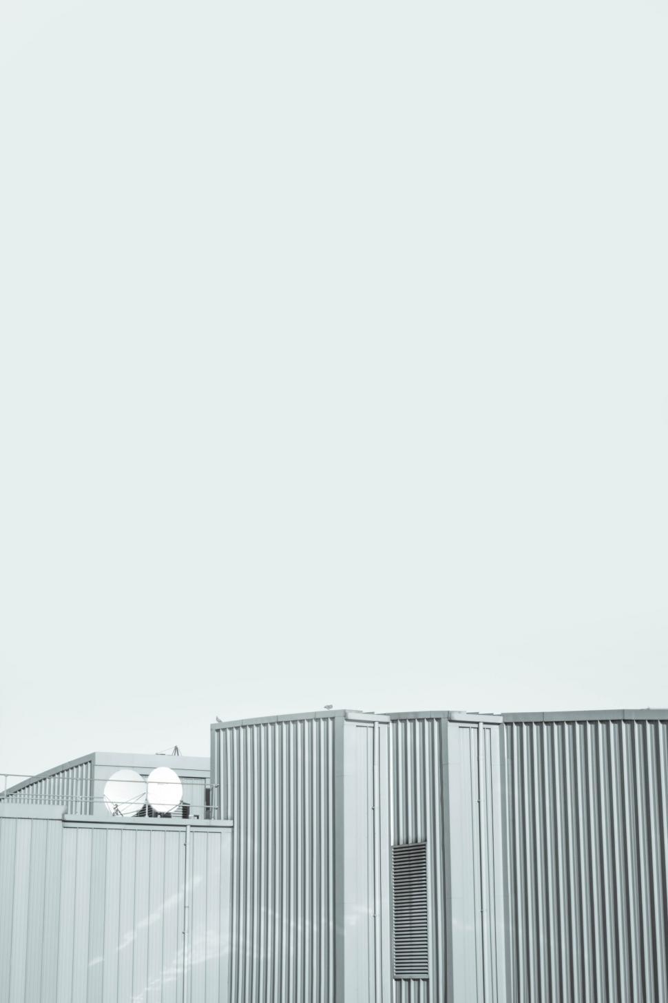 Free Image of A building with satellite dishes 