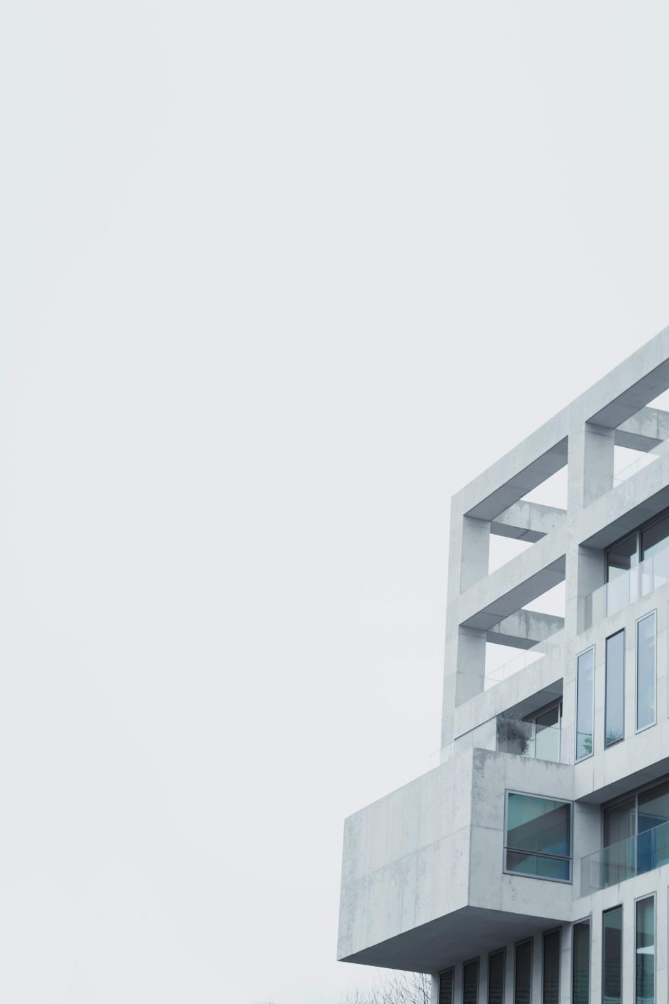 Free Image of A building with many windows 