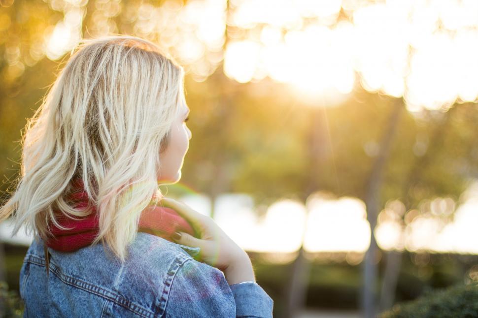 Free Image of A woman looking at the sun 