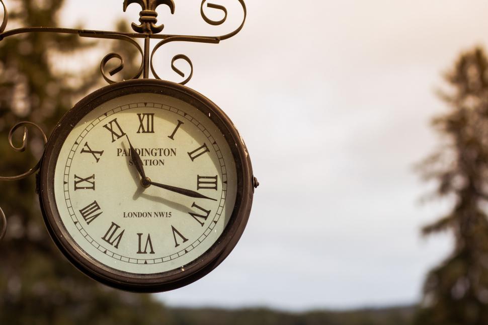 Free Image of A clock with roman numerals 