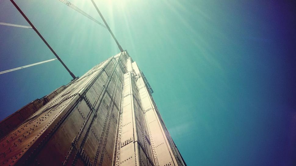 Free Image of A tall building with a blue sky 