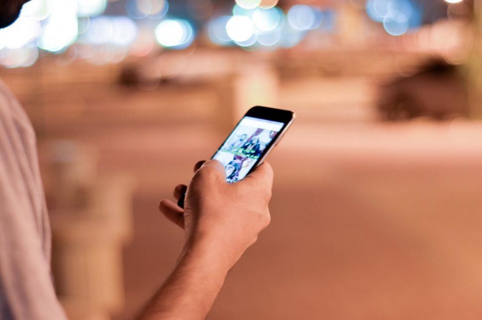 Free Image of A hand holding a phone 