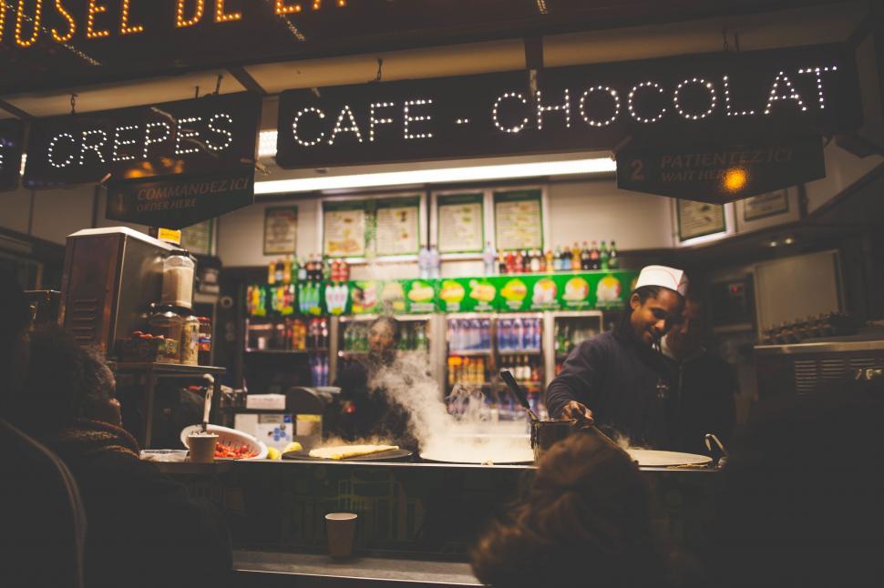 Free Image of A man cooking in a restaurant 